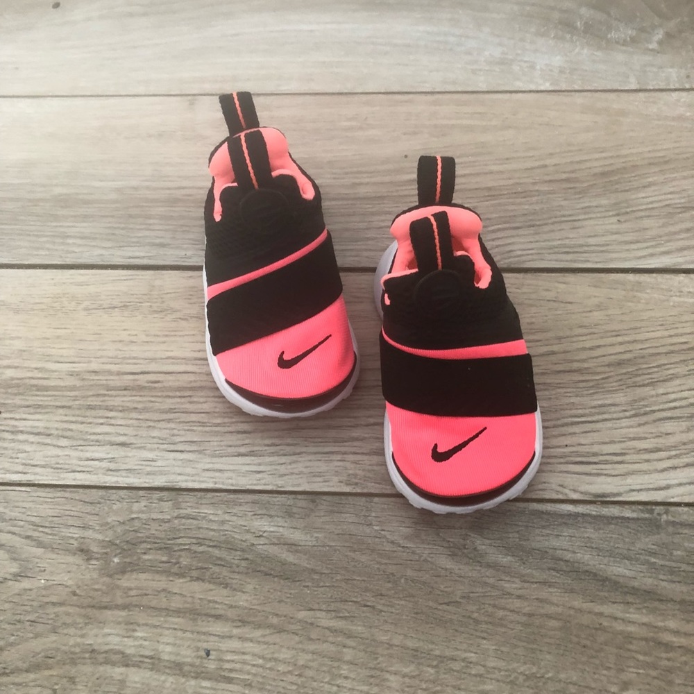 Girls toddler Nike sneakers